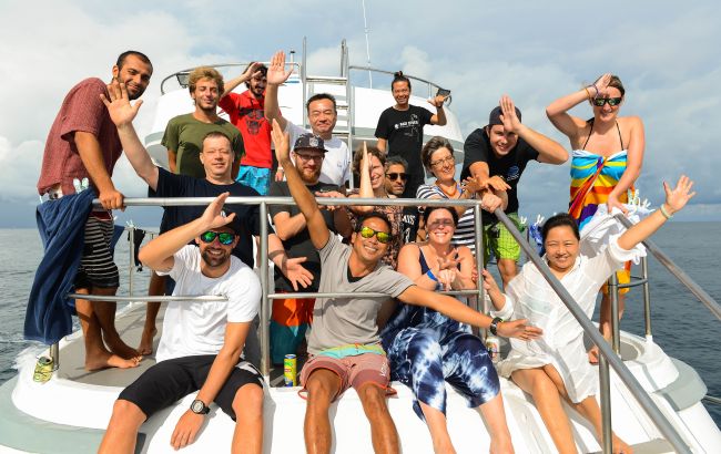 group photo liveaboard snorkelers Similans