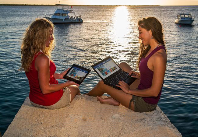 2 female students doing their online PADI course